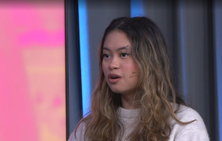 Flicka i filmstudio.