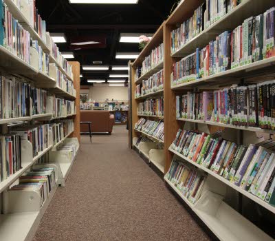 Bild från ett bibliotek, hyllor med böcker.