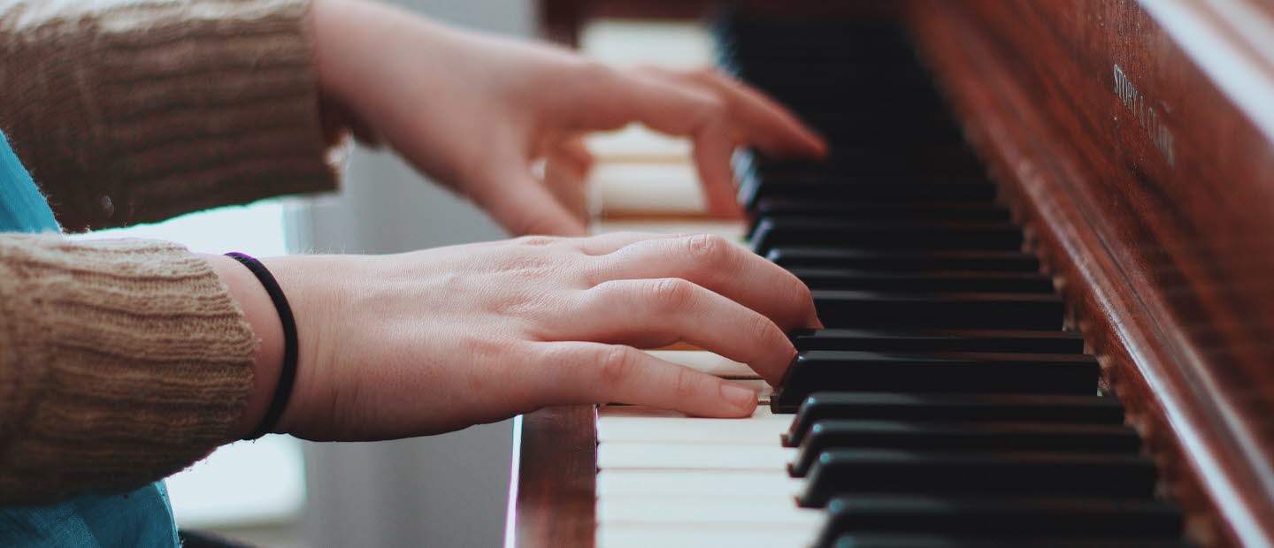 Bild på pianist.