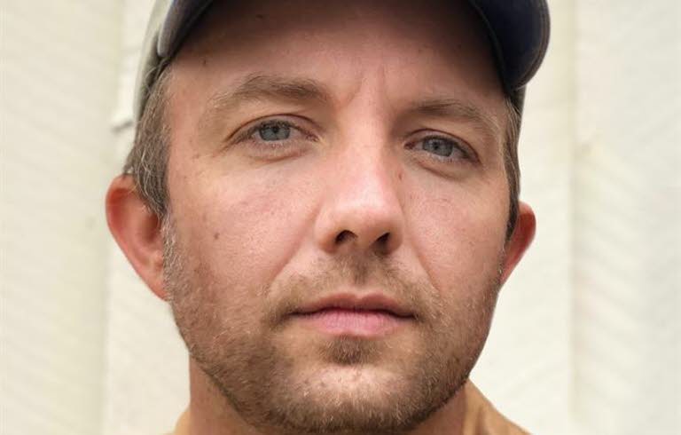 Porträttbild på Jon Klassen.