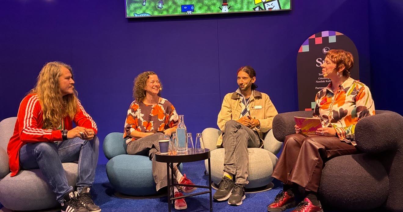 Paneldeltagare på scenen.