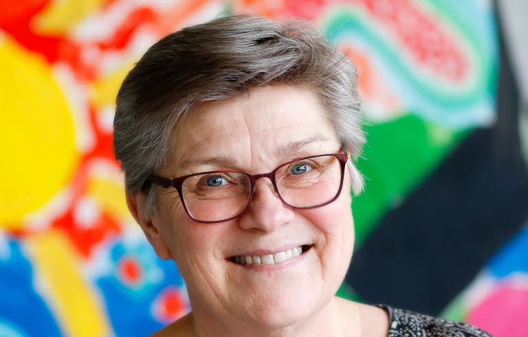 Maria Becker Gruvstedt fotograferad mot en färgglad bakgrund