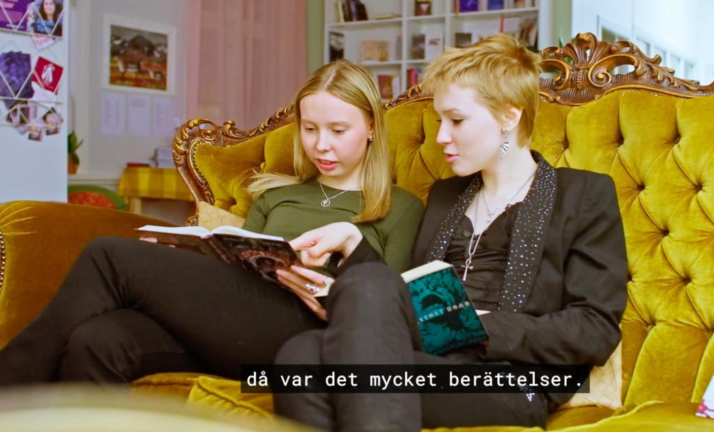 Två tonåringar från Jokkmokks unga läsråd. Läser i soffa.