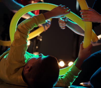 Barn som leker med långa rör.