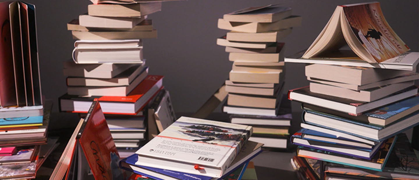 Högar med böcker.