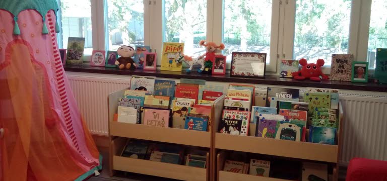 Boklådor i ett förskolebiblioteket.