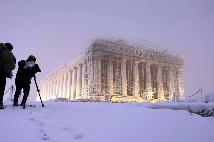 Två fotografer dokumenterar stor byggnad i snöstorm.Bild: Stavros Petropoulos /Alaska for Onassis Foundation.