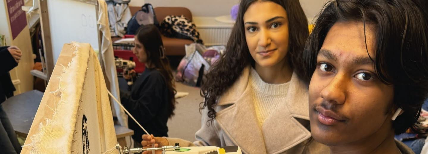 Tonåringar testar att använda tuftningspistol.