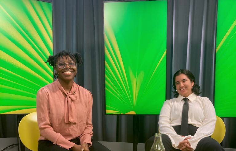 Kayo Mpoyi och Nioosha Shams i samtal.