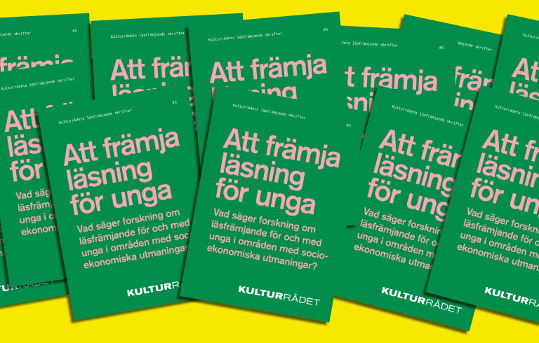 Massor av exemplar av rapporten Att främja läsning för unga.