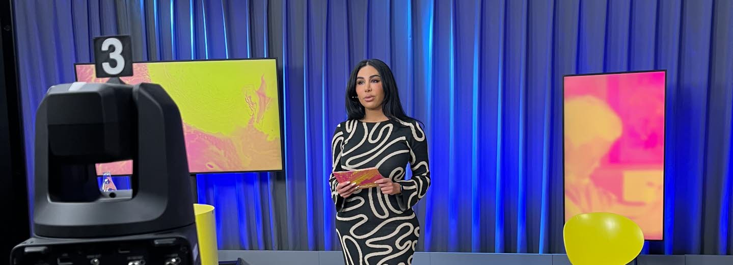Programledaren Melody Farsin framför kameran. 