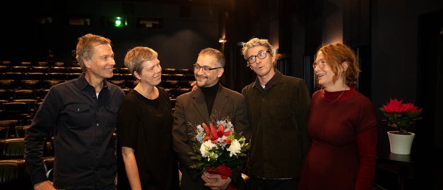 Bagir Kwiek omgiven av sina fyra företrädare som läsambassadör. 