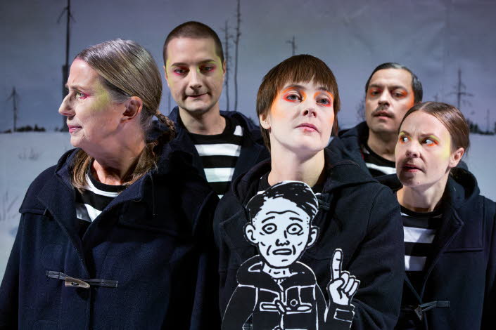 Fem skådespelare på scen.