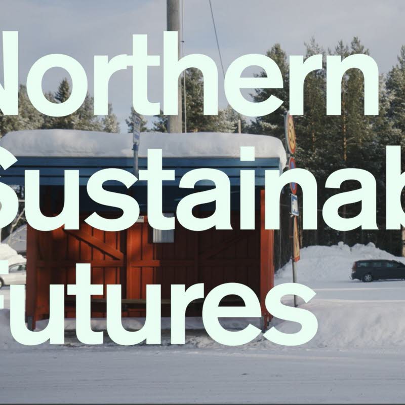 Stillbild från film, i stor textgrad står det Northern Sustainable Futures, i bakgrunden syns ett rött hus och en busshållplats i rött, längst bort skymtar en granskog. Det är vinter och snö. 