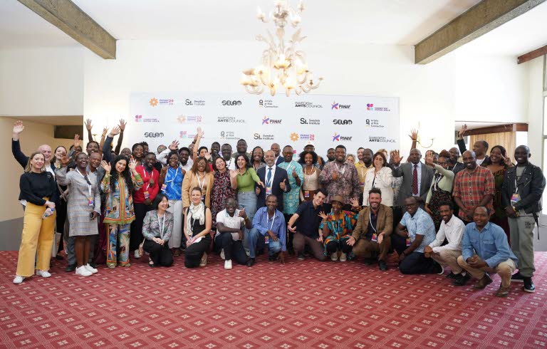 Gruppbild på en stor samling av PANAF-deltagare. 