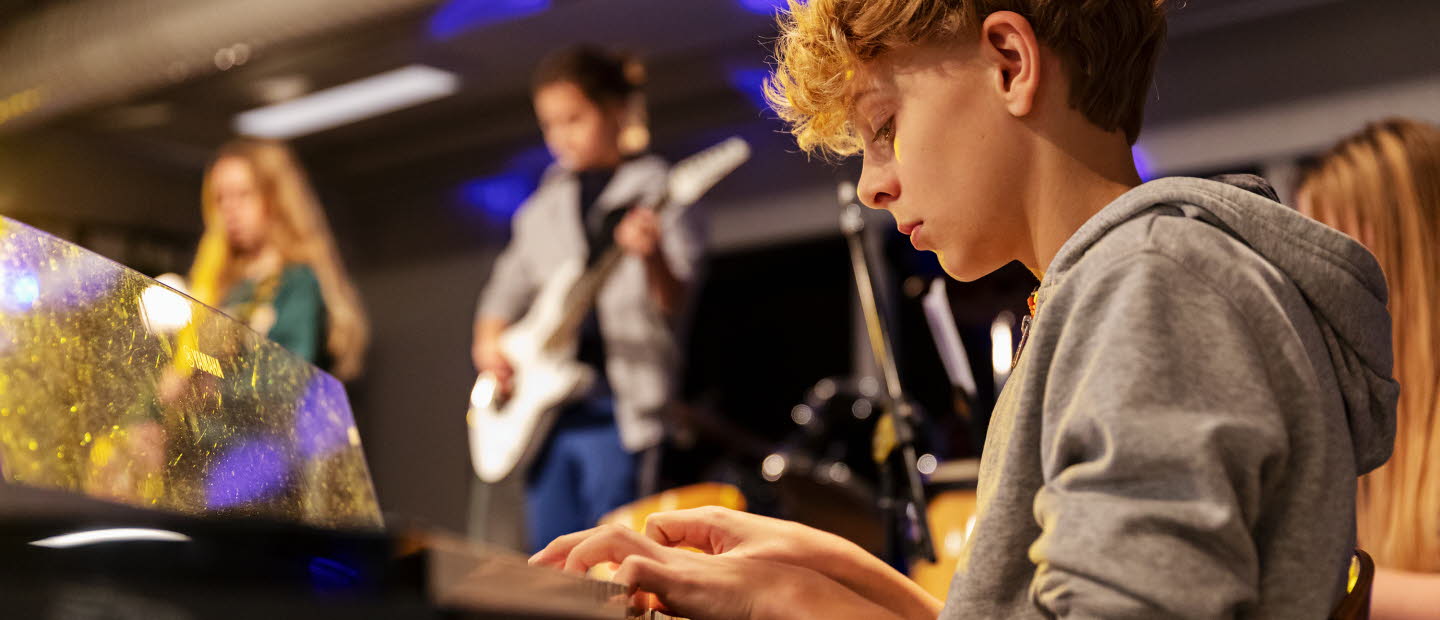 Elever repeterar inför konsert på Valsätraskolan i Uppsala. I förgrunden spelar en pojke elpiano.