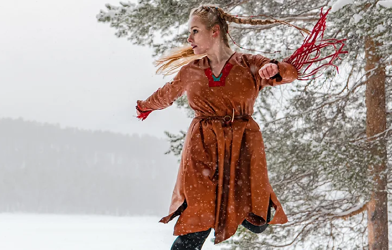 Liv Aira dansar i snö.