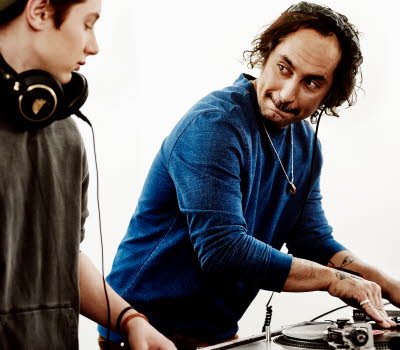 Två stycken discjockeys.