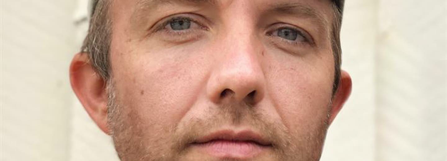 Porträttbild på Jon Klassen.