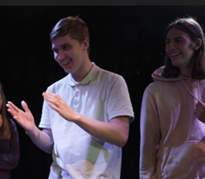 Fyra personer agerar på en scen. 