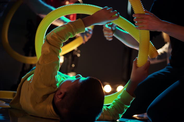 Barn som leker med långa rör.