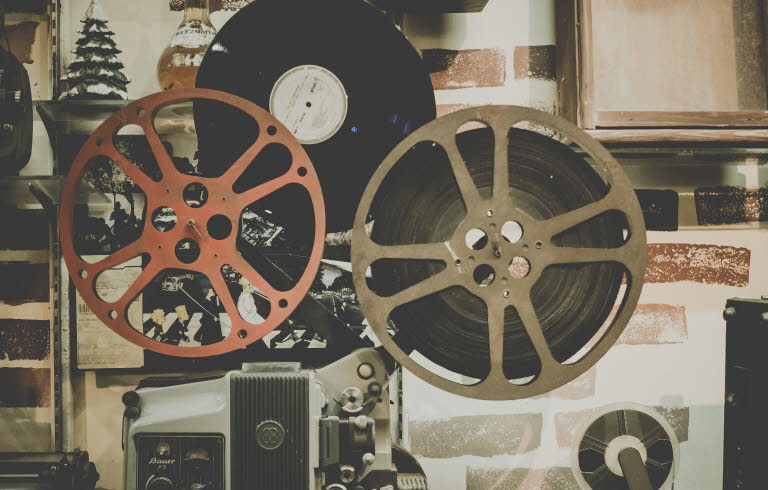 En filmprojektor med stora filmrullar
