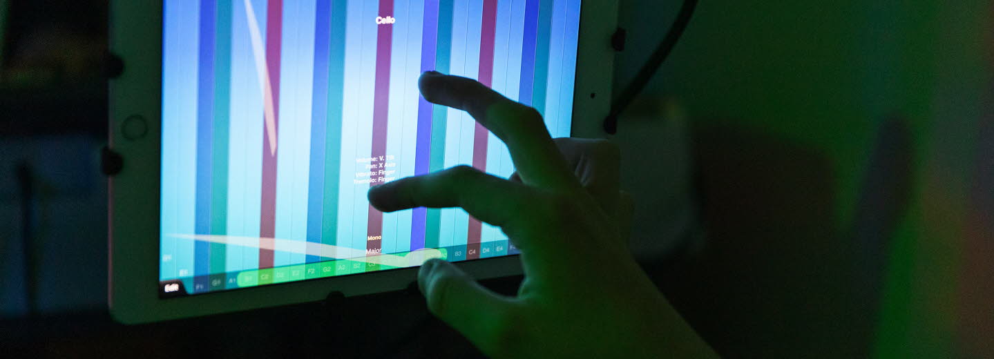 Barn skapar musik på ipad