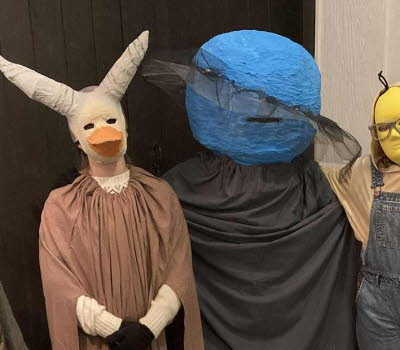 Fem undomar i masker och kostymer.