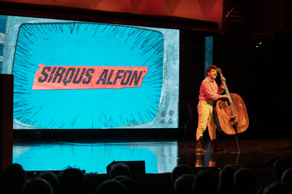 Sirqus Alfon uppträder för publiken på Astrid Lindgren Memorial Award 2022