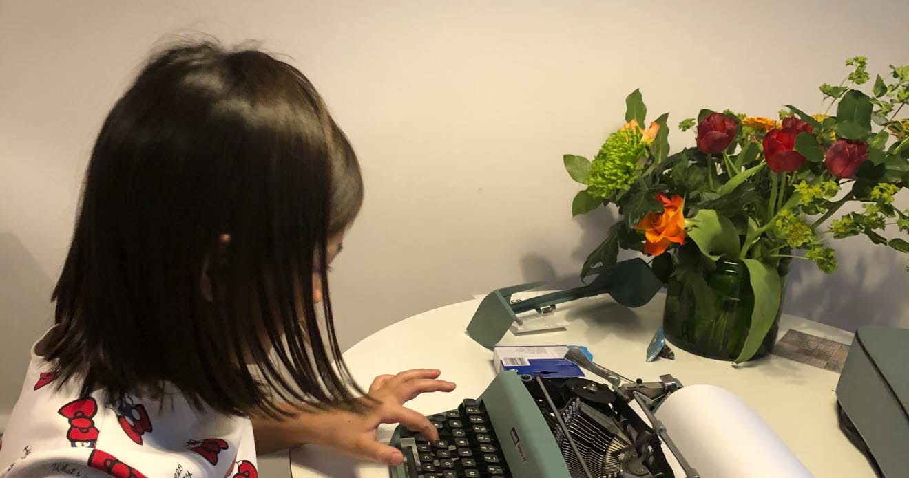 Ett barn skriver på en skrivmaskin