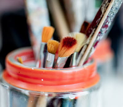 Penslar i en glasburk.