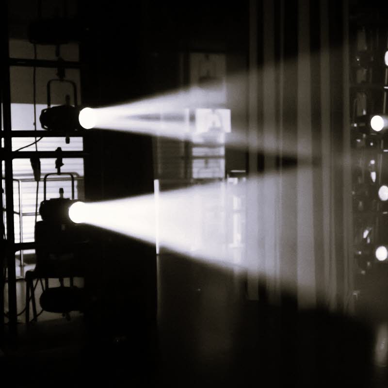 Scenstrålkastare monterade på ställningar.