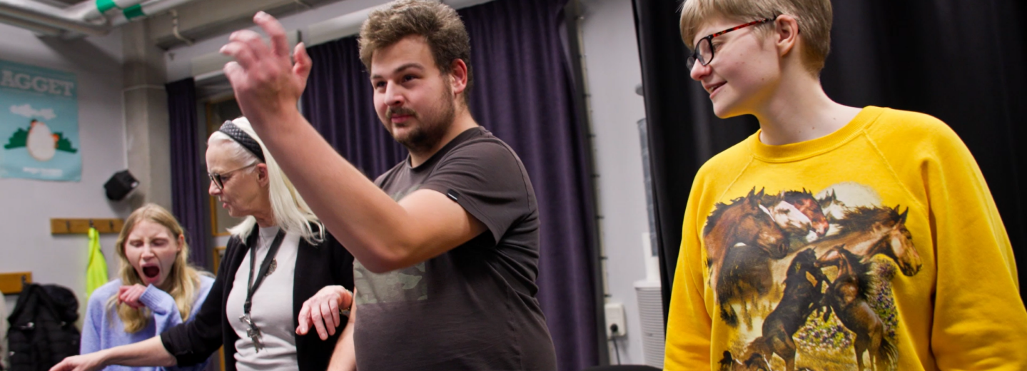 Benjamin med pedagog och vänner.