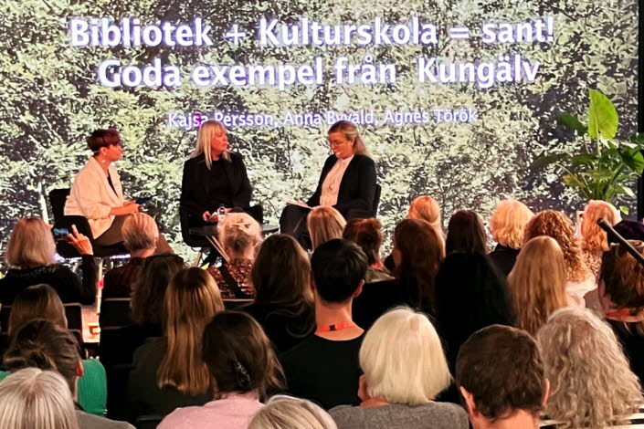 Tre kvinnor samtalar inför publik på Bokmässan.