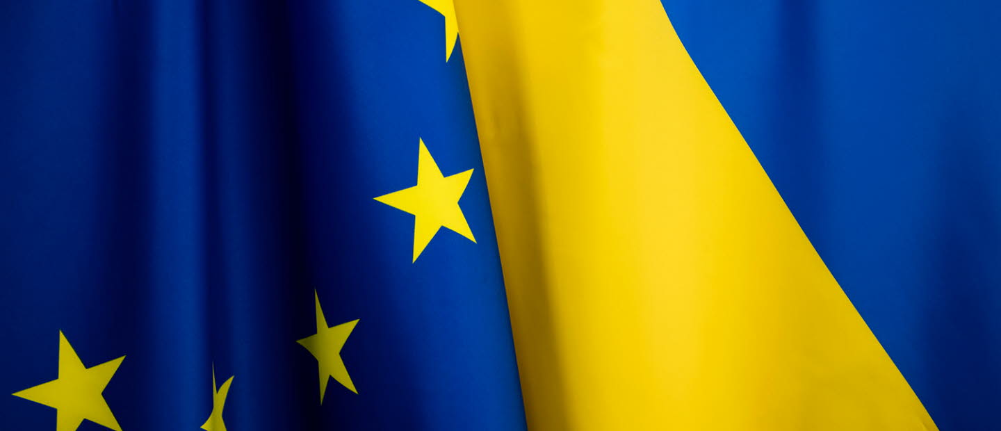 Delar av den ukrainska flaggan och EU-flaggan.