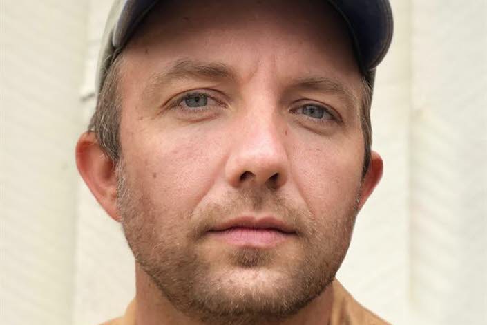 Porträttbild på Jon Klassen.