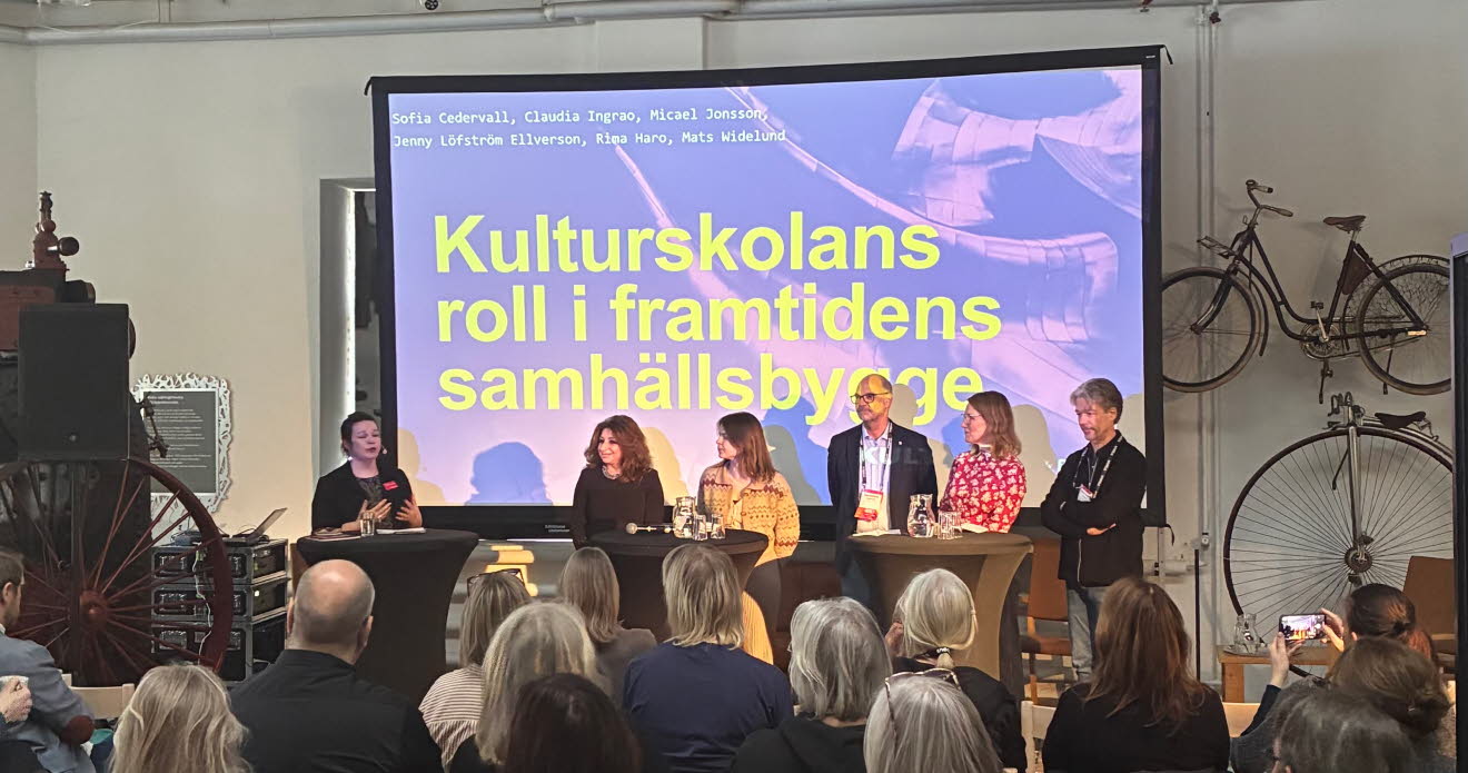 Stående panelsamtal inför publik.