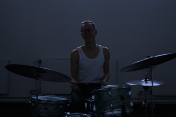 Man bakom ett trumset.