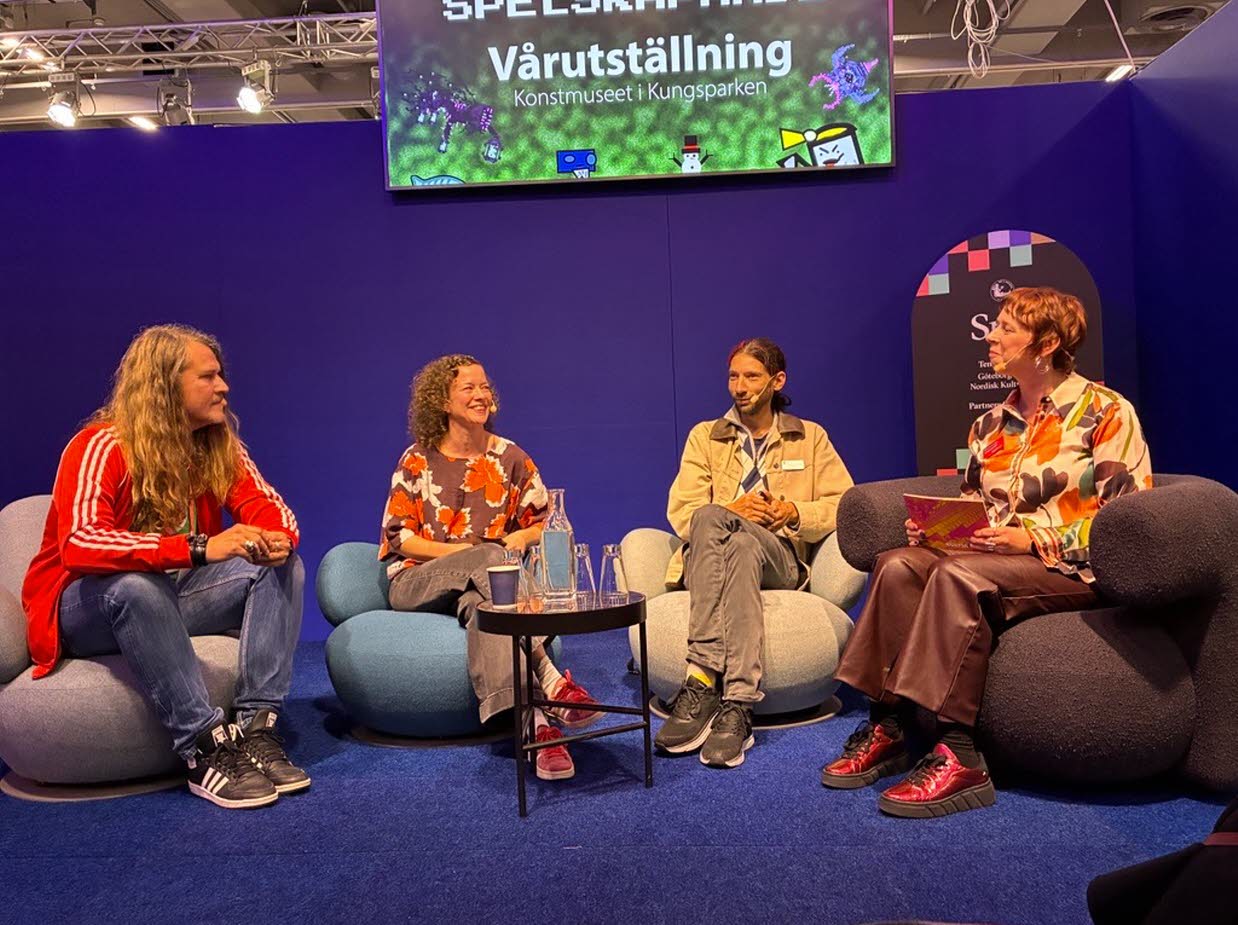 Paneldeltagare på scenen.