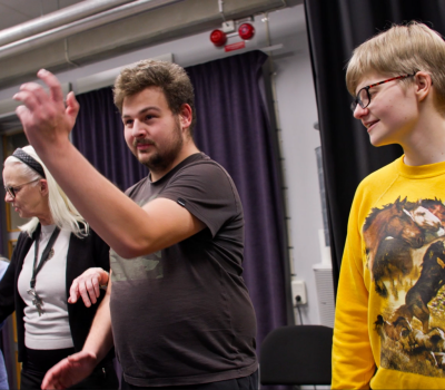 Benjamin med pedagog och vänner.