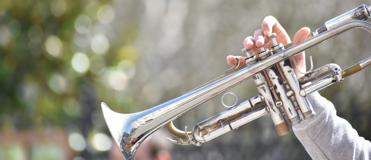 Barn som spelar trumpet.