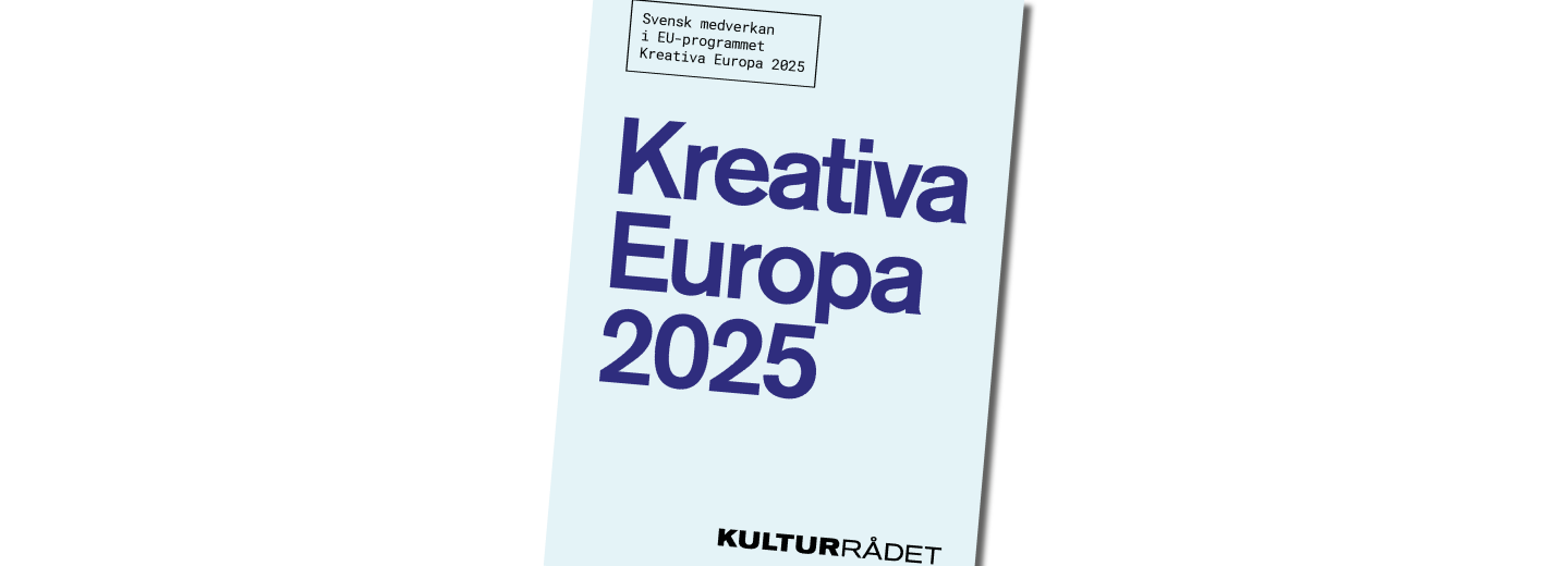 Årsrapport Kreativa Europa 2025, blå text på blå bakgrund.