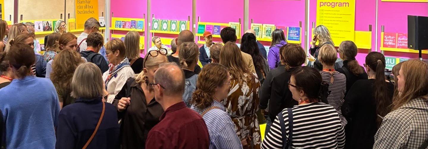 Folksamling i monter på Bokmässan.
