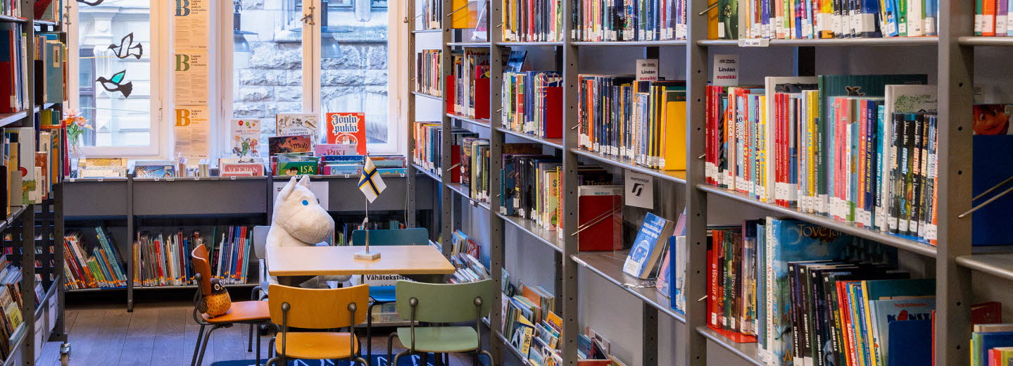 Bokhyllor och glada färger på Finlandsinstitutet.