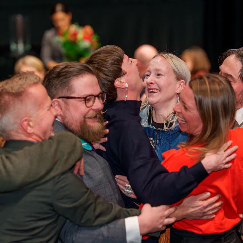 Glad bild där representanter från Kiruna kramas över beskedet. 