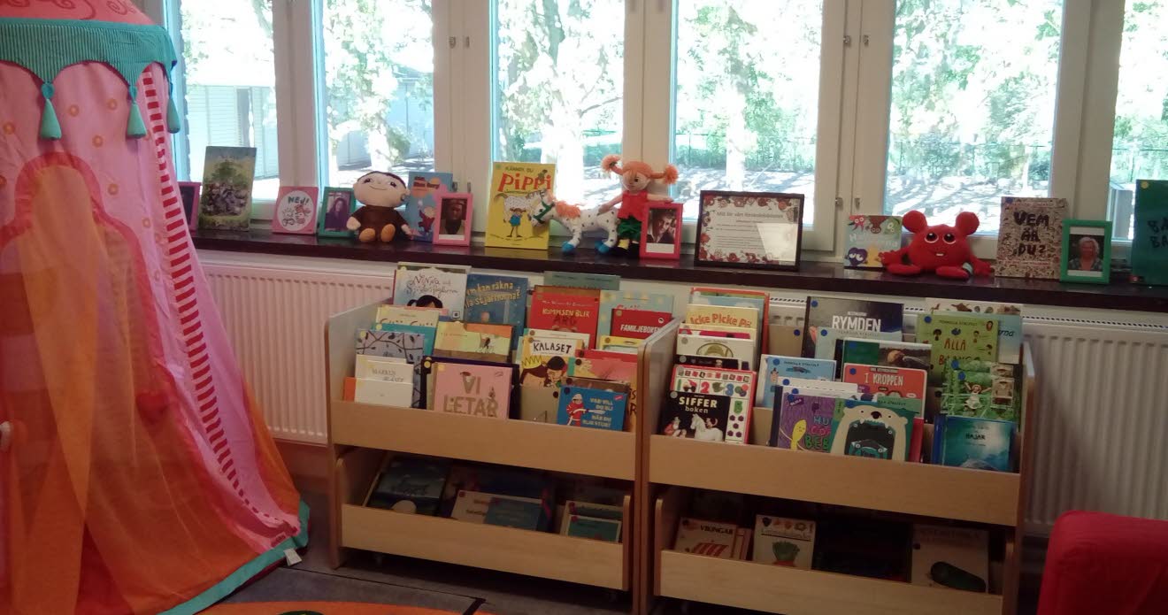 Boklådor i ett förskolebiblioteket.