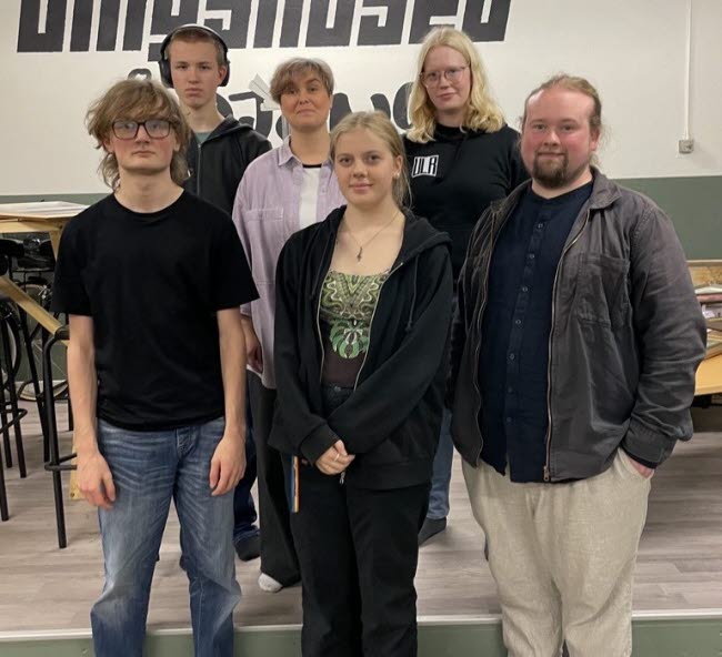 Gruppbild p&aring; sex glada personer. 