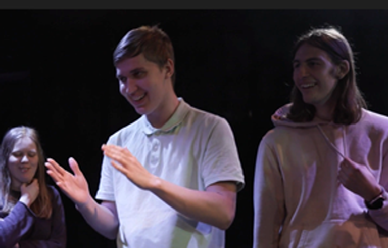 Fyra personer agerar på en scen. 