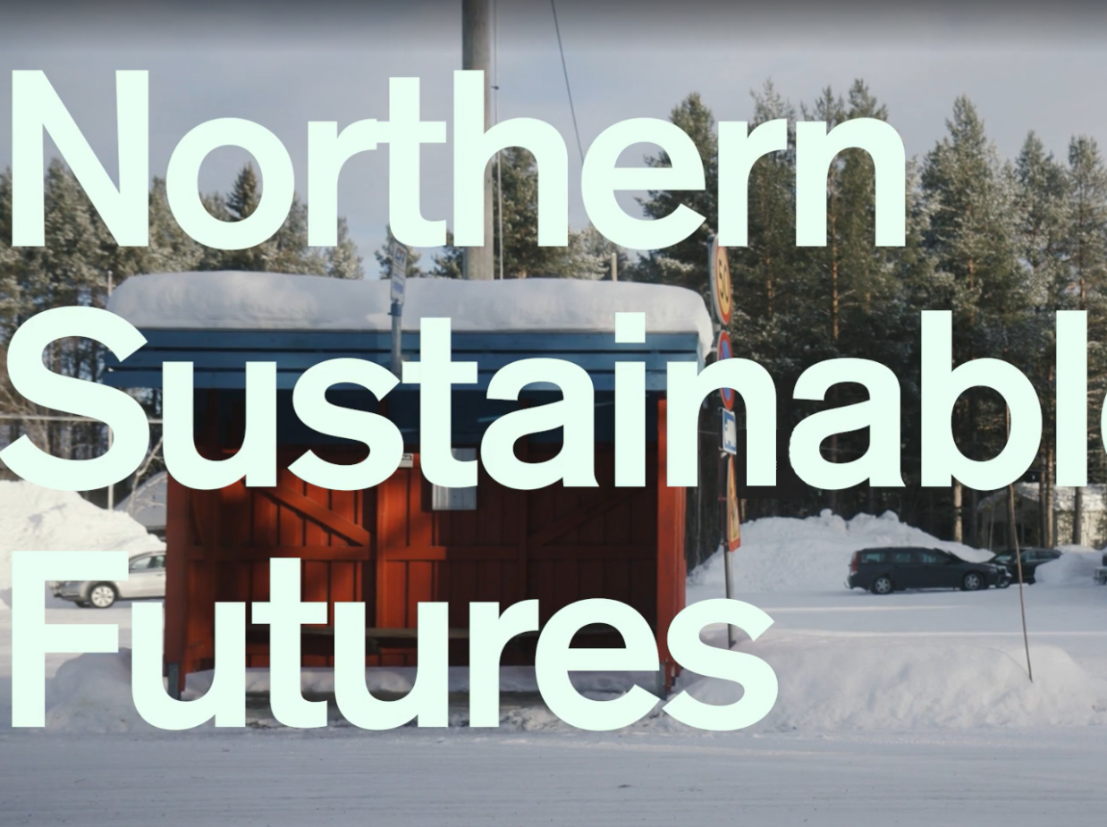 Röda träbyggnader i vinterlandskap.