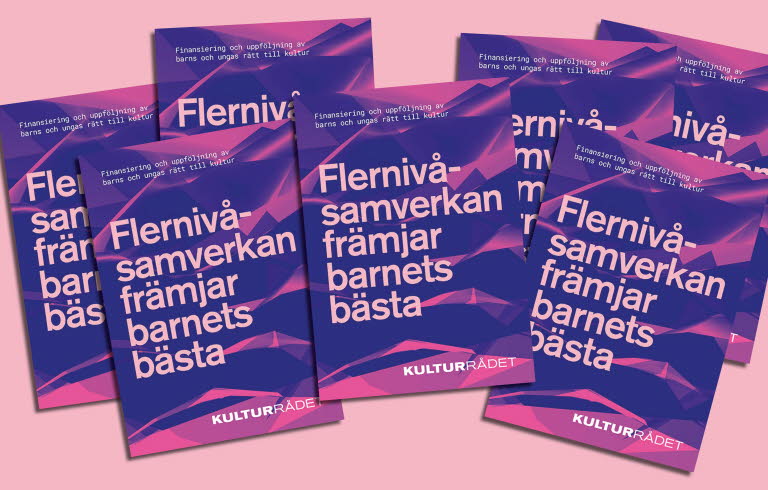 Rapporten Flernivåsamverkan främjar barns bästa mot en rosa bakgrund.